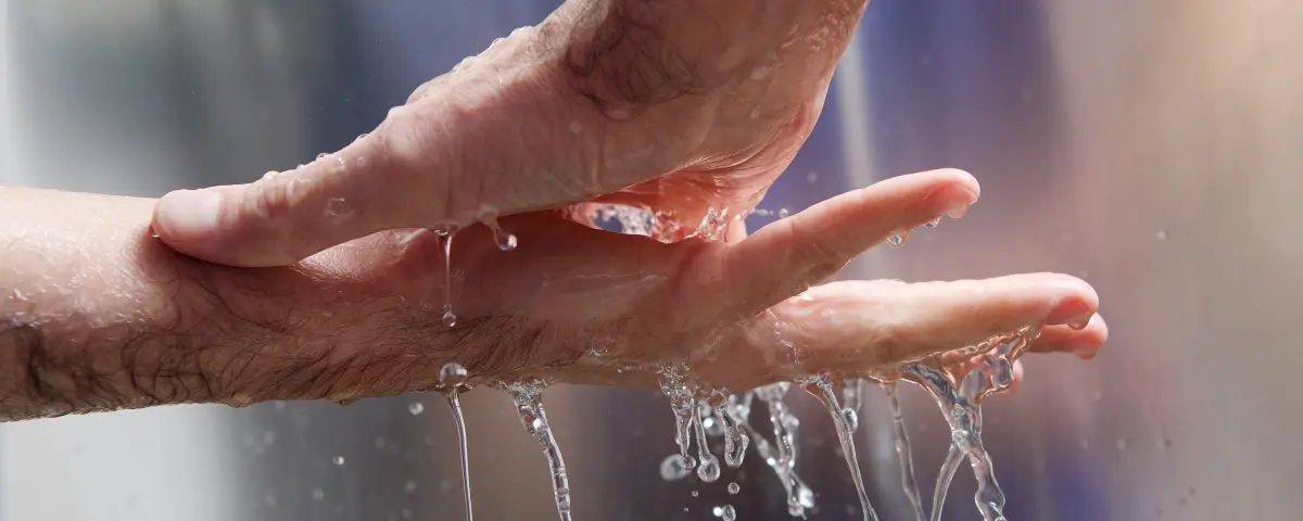 Ein Orthop&auml;de wischt seine Hand vor der Operation.